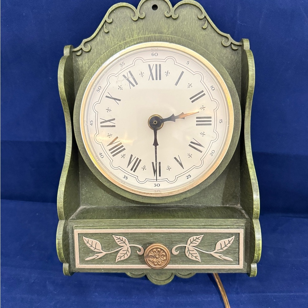 Spartus Corp vintage wall-mounted clock from the 1960s
